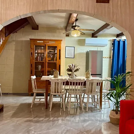 Mystic Flowers & Private Pool Villa Għarb