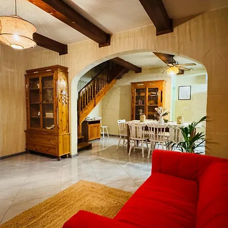 Mystic Flowers & Pool Villa Għarb