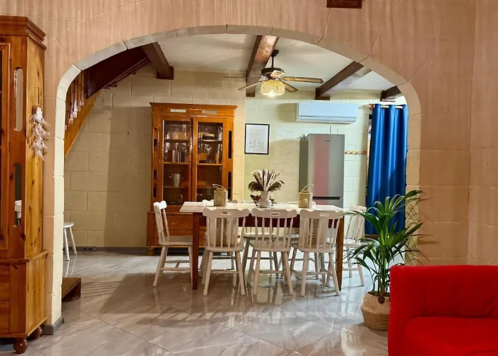 Mystic Flowers & Pool فيلة Għarb