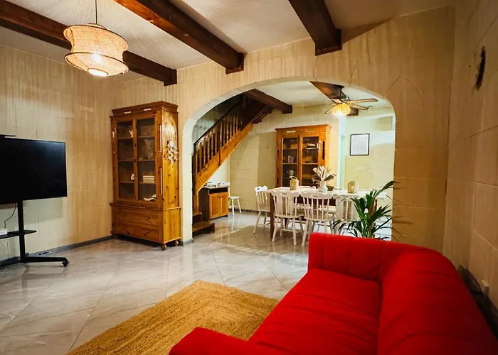 Mystic Flowers & Pool فيلة Għarb