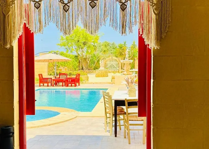 Mystic Flowers & Pool فيلة Għarb